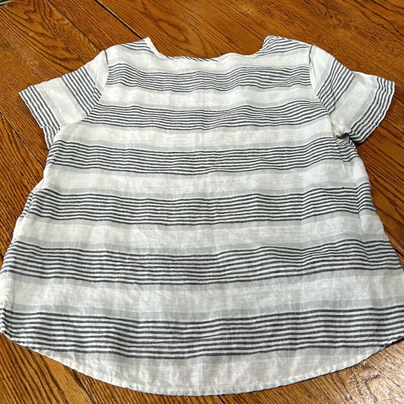 St. Tropez West 100% linen white and gray striped top. Front pocket, Size Large - Picture 6 of 10